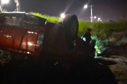 El carro en el cual trasladaban a la víctima se volcó.