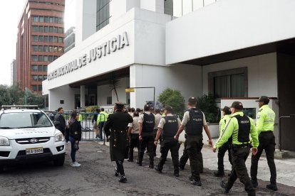 El contingente policial afuera de la Corte Nacional de Justicia fue necesario para evitar problemas.