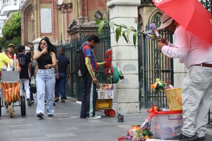 La gente aprovechó algunas promociones y compró artículos religiosos.