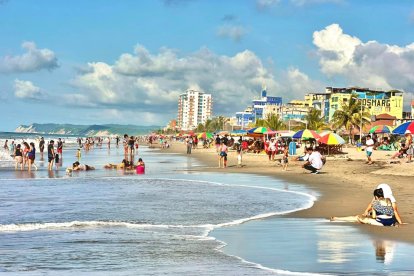 Atacames recibe gran cantidad de turistas este feriado de Semana Santa.