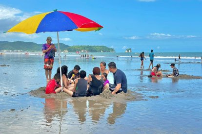 Las personas pasan el feriado en la playa de Atacames.