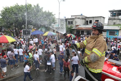 Cuerpo de bomberos esparció agua en la procesión.