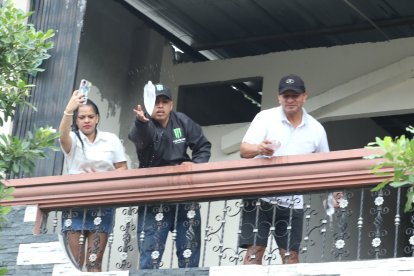 Los 'aguateros' hidrataban de forma gratuita a los devotos.