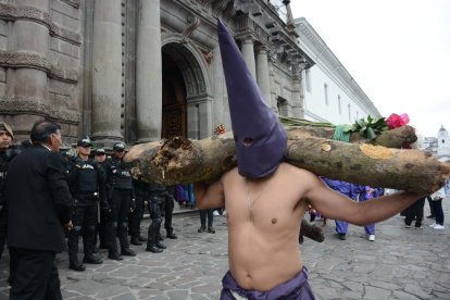 Algunos cucuruchos cumplieron penitencias con tallos de árboles sobre sus hombros.