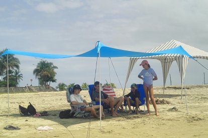Familias llegaron a disfrutar del buen clima en Canoa.