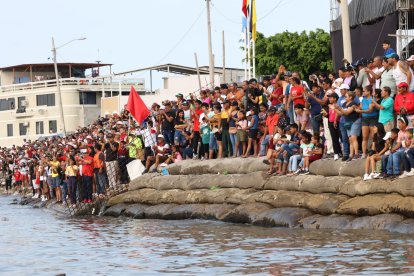 Cientos de personas madrugaron al malecón de Posorja para ver la llegada de las 14 yolas en competencia.