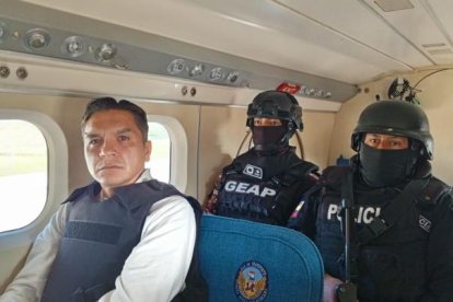 Wilmar Terán en un avión del ala de transporte de la Fuerza Aérea Ecuatoriana en compañía de uniformados: un guía de Atención Penitenciaria y un policía nacional.PAÚL ROMERO.