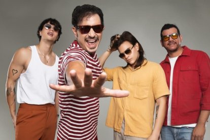 Douglas Bastidas, la voz de Tranzas, con su hijo Roberto (guitarras y coro); Ciro Córdova (bajo y coros), y José Duerto (batería).