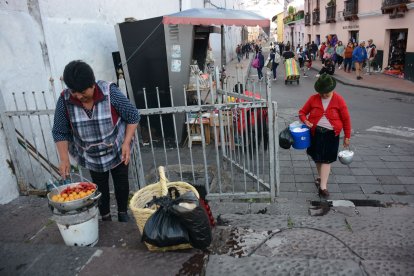 Carmen Guamán debe esconderse de los inspectores de la Agencia Metropolitana de Control en el Centro Histórico.