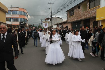 12 niñas son las elegidas para representar a los ángeles.