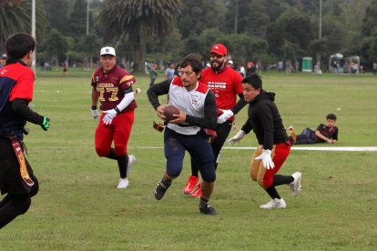 El flag football es una modalidad de este deporte que consiste en arrancar cintas de alrededor de la cintura, mientras avanzan con el ovoide.