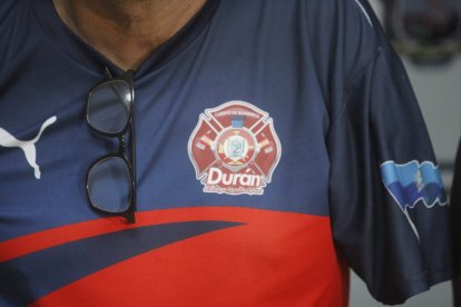 Uno de los detenidos vestía una camiseta con el logo del Cuerpo de Bomberos de Durán.