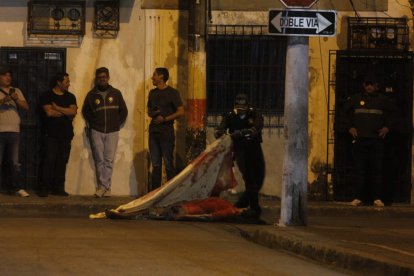 Los cuerpos de las víctimas quedaron tirados en la calle.