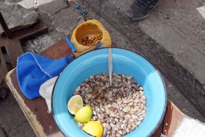 El churo se lo coloca en una lavacara para ponerlo en funditas o en platos desechables.