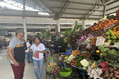 En  mercados de Guayaquil se aseguraban de que el precio no haya variado antes de cancelar.
