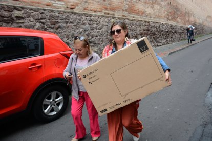 En Quito, clientes compraron días antes los artefactos que subieron su costo con el IVA.