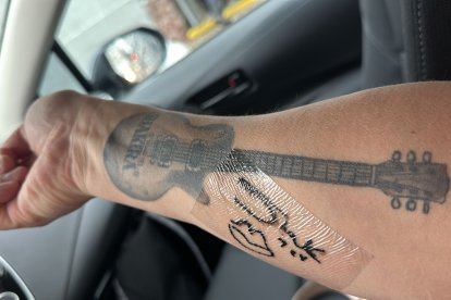 Víctor Mosocoso mostró sus tatuajes de la guitarra con el nombre de la cantante y su autógrafo.