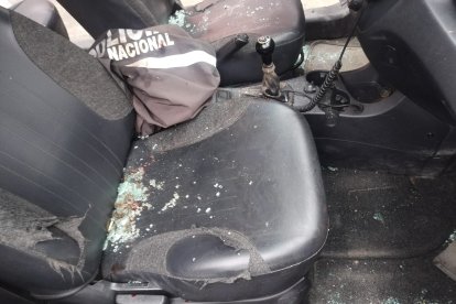 El vehículo policial recibió varios balazos.