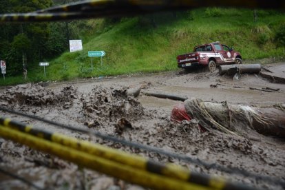 Algunos vehículos fueron afectados por el deslizamiento.