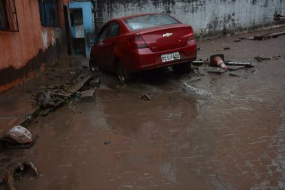 Vecinos del sector de La Gasca se unieron para retirar los restos del deslizamiento que impide el paso por las calles de la zona.