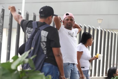 Los parientes de la joven asesinada estaban conmovidos por el triste final de su ser querido.