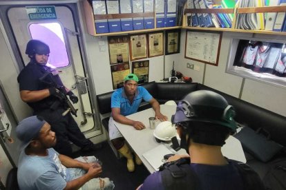 El 27 de marzo, los pescadores fueron rescatados del mar.