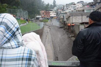 Los vecinos miraban consternados que el agua bajaba con fuerza desde las laderas del Pichincha.