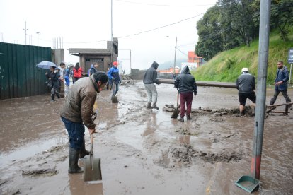 Algunos ayudaron a retirar los escombros que fueron arrastrados por el aluvión.