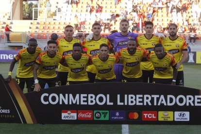 La oncena titular de Barcelona SC en campo de Cobresal.