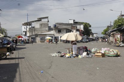 Al finalizar la jornada, los negocios se desarman, pero la basura generada se queda en las calles.