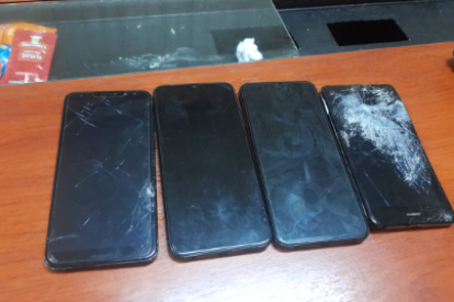 Cuatro celulares forman parte de la evidencia presentada