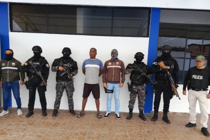 Los agentes policiales presentaron al sospechoso que detuvieron en el Valle del Chota.