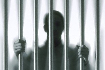 Un compañero de celda lo habría visto a la víctima cuando oraba.