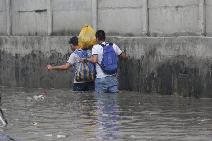 Algunos de los peatones se metieron al agua.