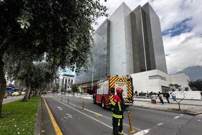 Bomberos custodian la zona externa y tienen un tramo de la avenida Amazonas cerrado.