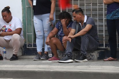 Los familiares de la víctima lloran desconsolados al ver su cadáver.