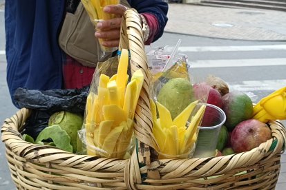 El agredido se dedica a vender mangos.