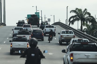 Una caravana de más de 10 vehículos con policías y militares escoltaba el  carro donde iba Jorge Glas.