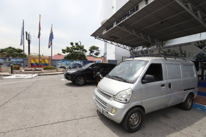 Los dos carros y una motocicleta utilizados por los delincuentes.