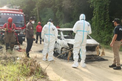 Cuando hallaron el automotor aún salía humo y llamaron a los bomberos.