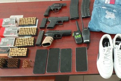 Las evidencias halladas en poder de los sospechosos.
