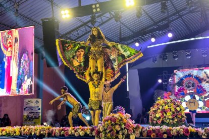 Uno de los momentos durante el desfile de trajes de fantasía.