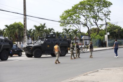 El exvicepresidente Jorge Glas fue trasladado a un centro médico. Militares vigilaron el lugar.