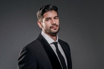 El artista cuencano César Morales sin hacer mucha bulla, se abre paso fuera del país.