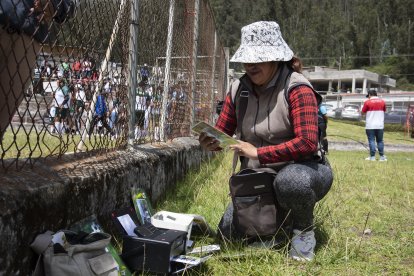 María, esposa de Antonio, y los materiales para imprimir las fotos.
