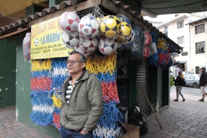 Al frente de los locales abandonados quedan comerciantes intentando sobrevivir.