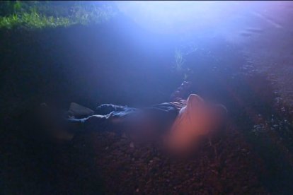 Los cuerpos de los rateros quedaron en la vía tras el hecho.