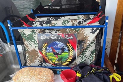 Bolso donde escondían al gallo de pelea