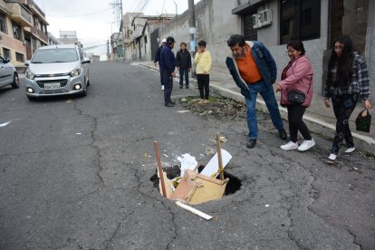 Quienes transitan por el lugar lo hacen con cuidado, para evitar una caída.