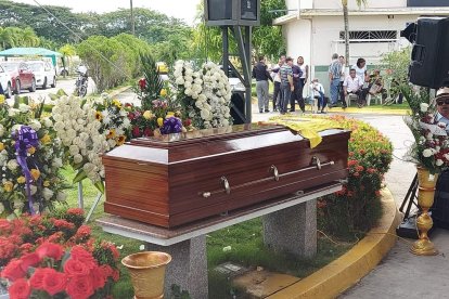 Encima de su féretro estaba una camisa de Barcelona.